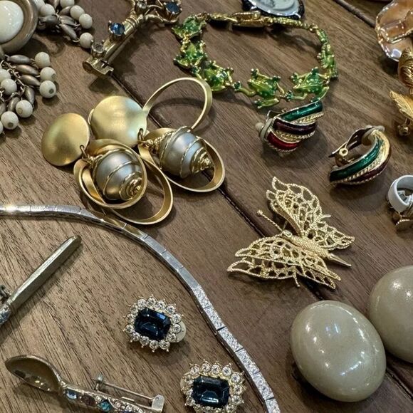 4 LBs vintage Costume gold silver Jewelry Lot~ Signed & Unsigned All wearable - Picture 6 of 12